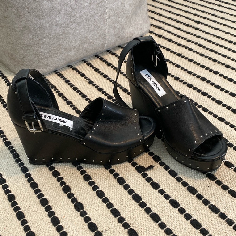 Like new Steve Madden platform wedge studded sandals -8.5